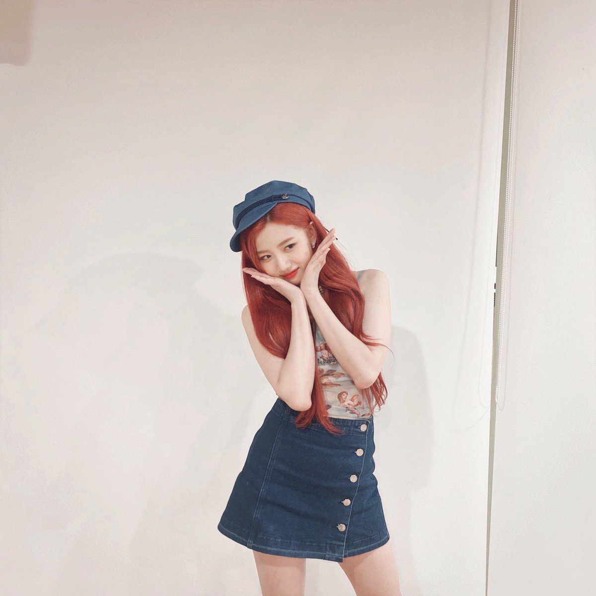 3. Backstage Pics • Her outfit is really cute, but seems almost too cute, like it’s obvious it was styled • The red hair might seem fishy since its not really a natural color • adorable rating: 5/10