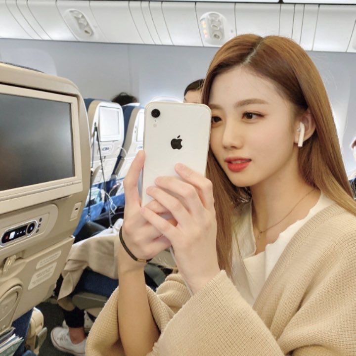 10. Airplane Pics • even though its an airplane, this looks so believable• first one is So Girlfriend it’s not even funny • She looks pretty and cute and casual perfect rating 10/10