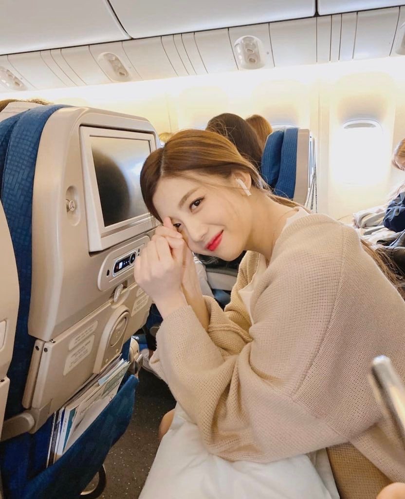 10. Airplane Pics • even though its an airplane, this looks so believable• first one is So Girlfriend it’s not even funny • She looks pretty and cute and casual perfect rating 10/10