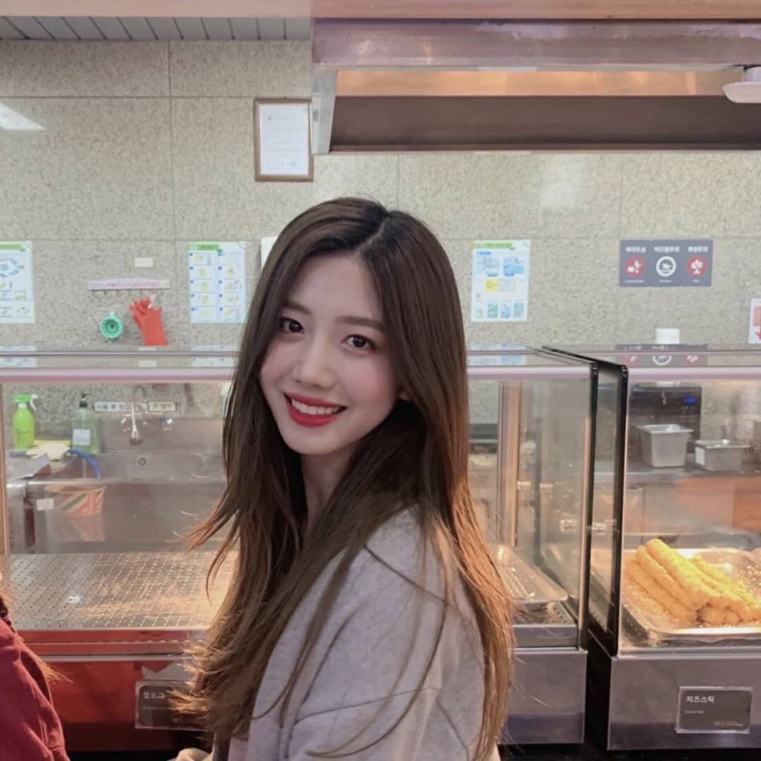 18. Buffet???• her hair looks really pretty • she looks too pretty to be my gf • “OH??? thats your girlfriend??” *looks around* ahahah okay rating 3/10