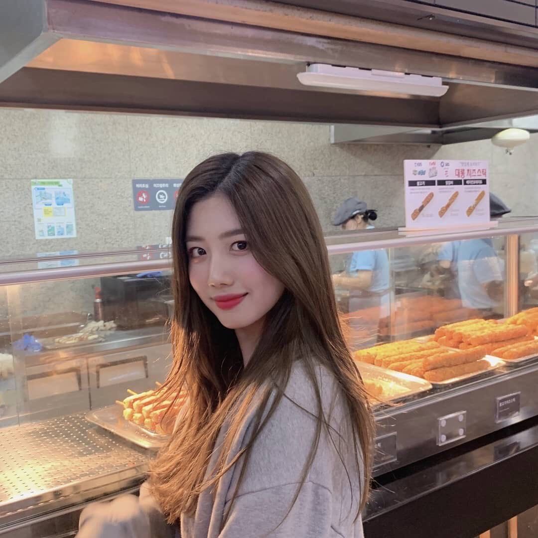 18. Buffet???• her hair looks really pretty • she looks too pretty to be my gf • “OH??? thats your girlfriend??” *looks around* ahahah okay rating 3/10