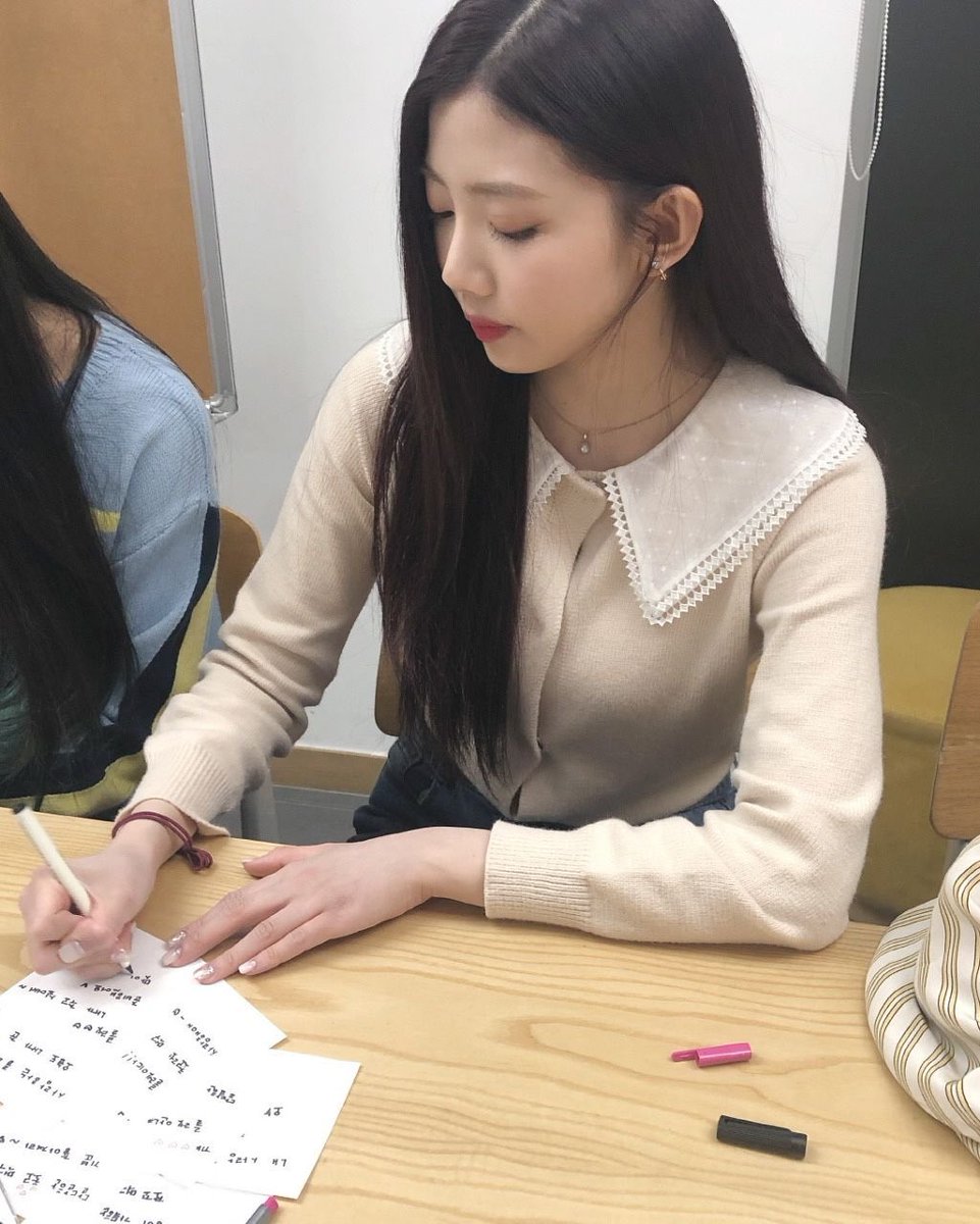 20. THIS• the quality is just right • even the angle is perfect • candid, she is focused and cute • natural black hair color and her outfit is so cute rating 10000/10 i would SO use this one