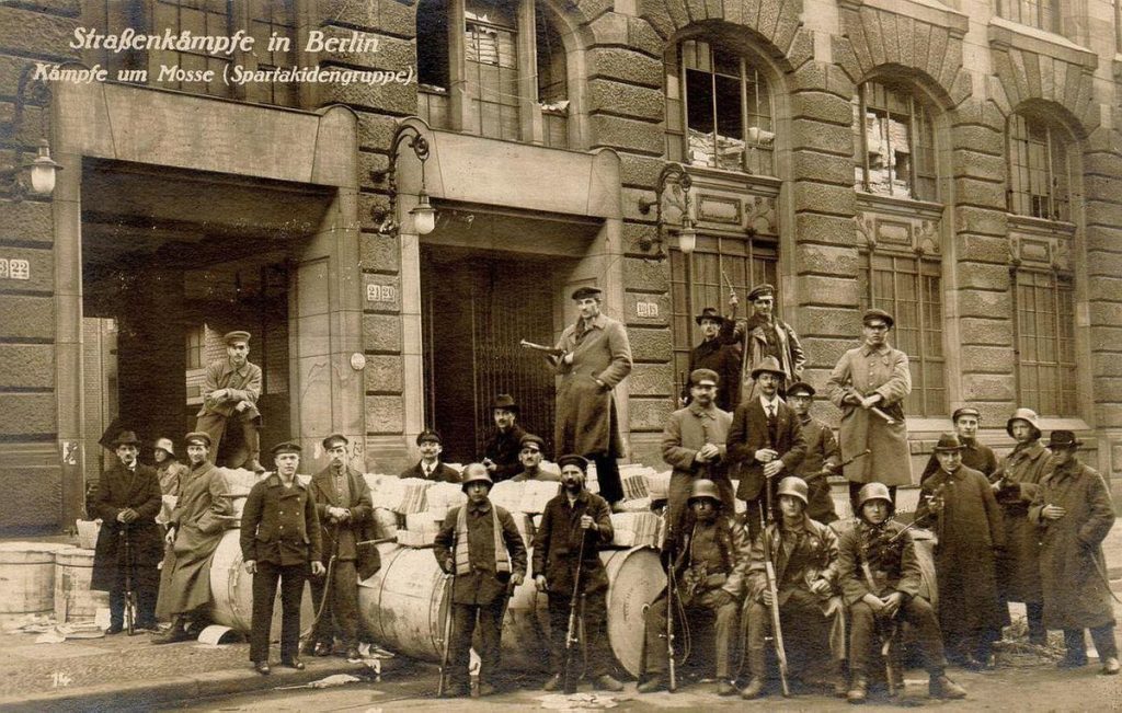 Los primeros años de Weimar estuvieron llenos de confusión y sufrimiento.La gente no estaba organizada. La extrema izquierda lanzó frecuentes rebeliones. Había escasez de alimentos y pobreza.