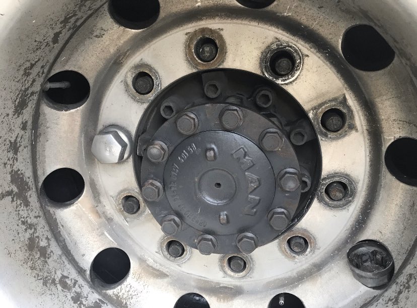 DVSAEnforcement's tweet image. Our team in #Newport have undoubtedly prevented catastrophe!🚔
This #HGV ‘s rear wheels were only moments away from detachment😳

The consequences of failing to conduct an adequate #WalkAroundCheck do not bear thinking about⚰️💀

This basic task saves lives &amp;amp; creates #SaferRoads