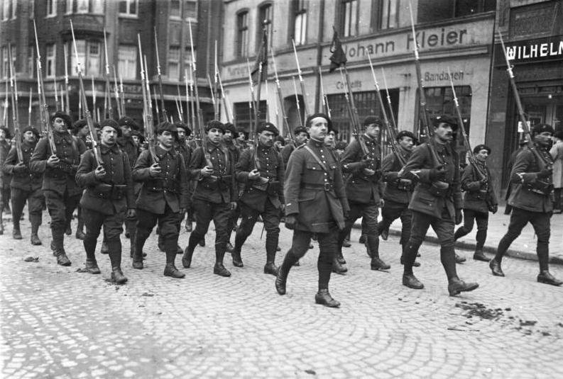 Francia invadió Alemania en 1923-1925 para cobrar las reparaciones de la Primera Guerra Mundial. Fue un desastre absoluto.