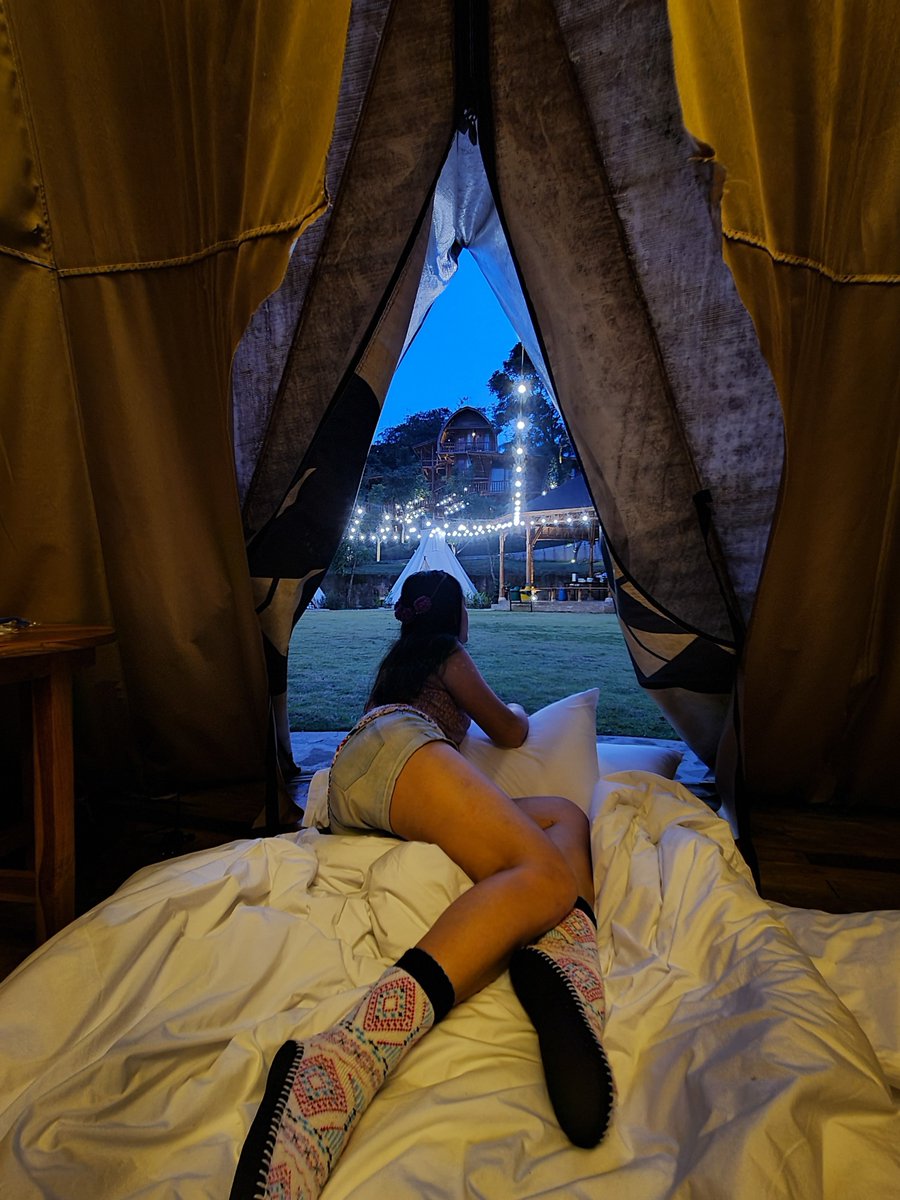 [Thread] Glamping asik yang pernah ku coba.Enaknya tidur di alam bebas tapi fasilitas setara hotel. Ditambah pemandangan alam yang masih asri.1. Sparks Forest Adventure - Sukabumi.Tendanya ala suku Indian Amerika & cuma ada 7 tenda. https://www.youtube.com/watch...