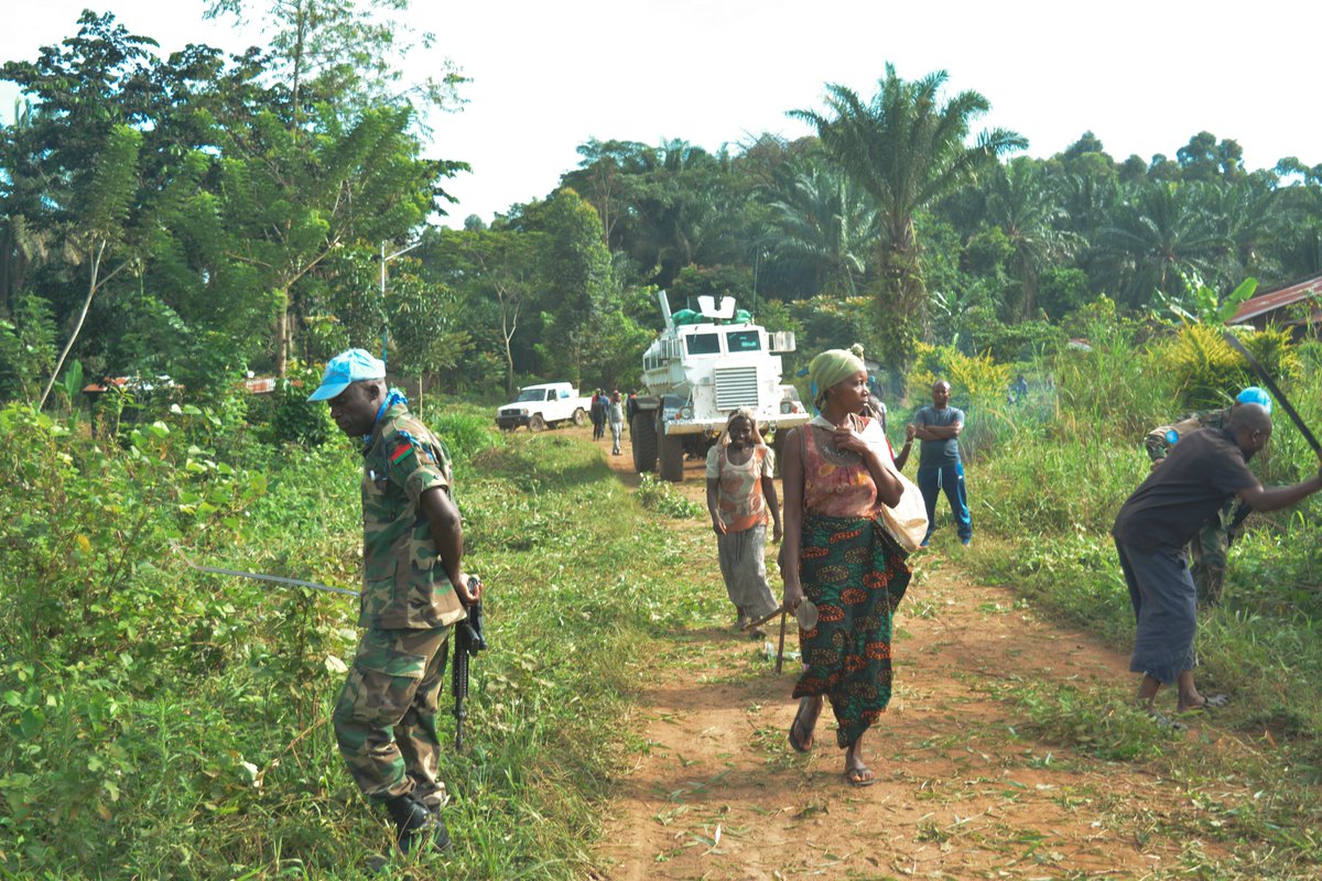 MONUSCO's tweet photo. #photooftheday #Kasinga, #North_Kivu, #DRC: Aside their mandate of protecting civilians, MONUSCO peacekeepers from #Malawi, along with FARDC troops undertake community work by weeding and backfilling potholes on the Kasinga-Paida road, in the city of Beni.#A4P https://t.co/MootClIiso