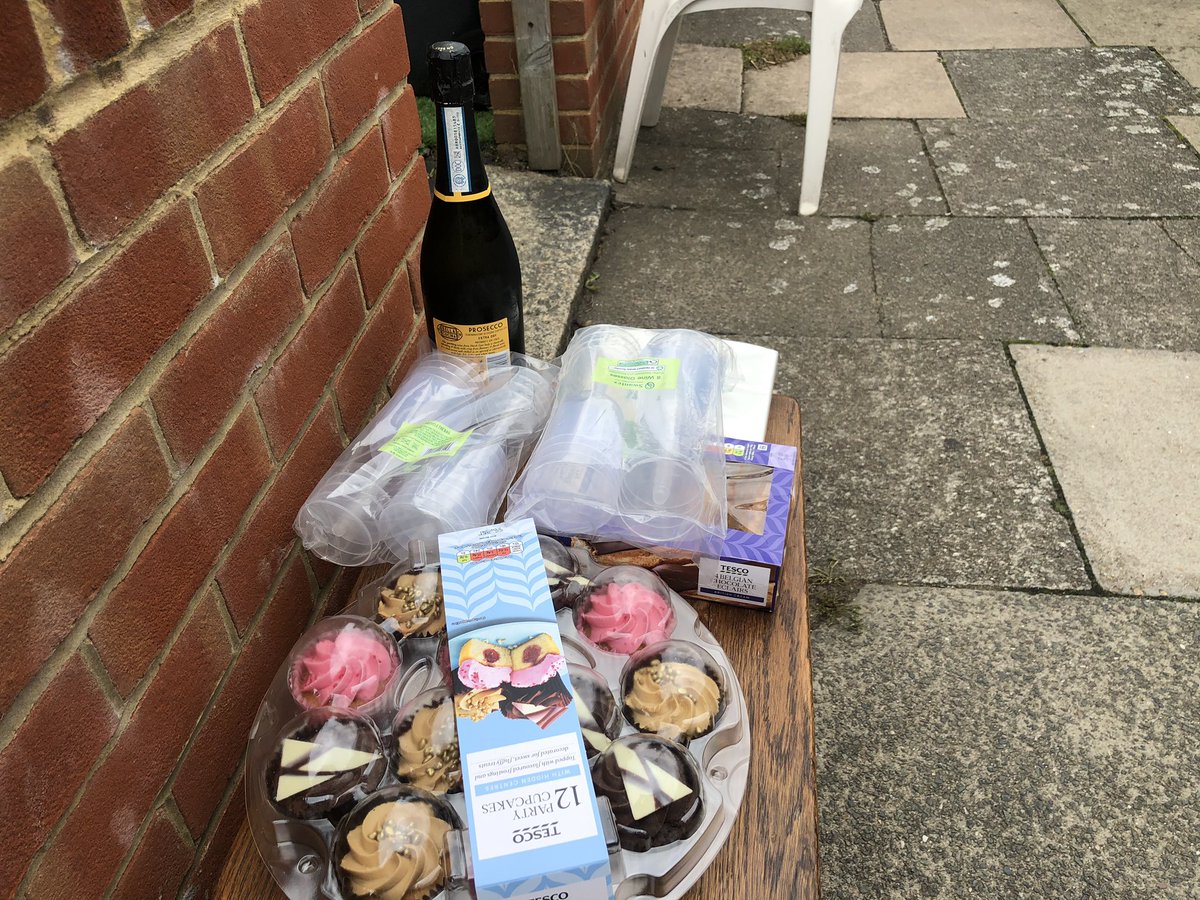 Annareporting's tweet photo. It’s my last #Londonteaat3 #barkinghour today before I head down the stair to @BBCNews for a bit. I’m sitting here way ahead of schedule looking like I’m on a stall, wondering which, if any of my neighbours and their 4-legged friends will join me in a toast to neighbourliness! https://t.co/rVdBhSymRY