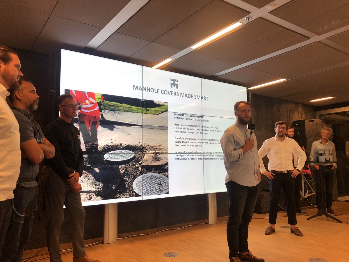 Vi åbner nu for en ny runde #techmatch til infomøde i <a href="/BLOXHUBdk/">BLOXHUB</a> . Besøg af de første 5 techmatches fra runde 1, som mødes disse dage til deres første fælles workshop! Tendensen er: ikke-teknologiske produkter - som fx brønddæksler - teames op med hightech-startups. <a href="/Realdaniadk/">Realdania</a>