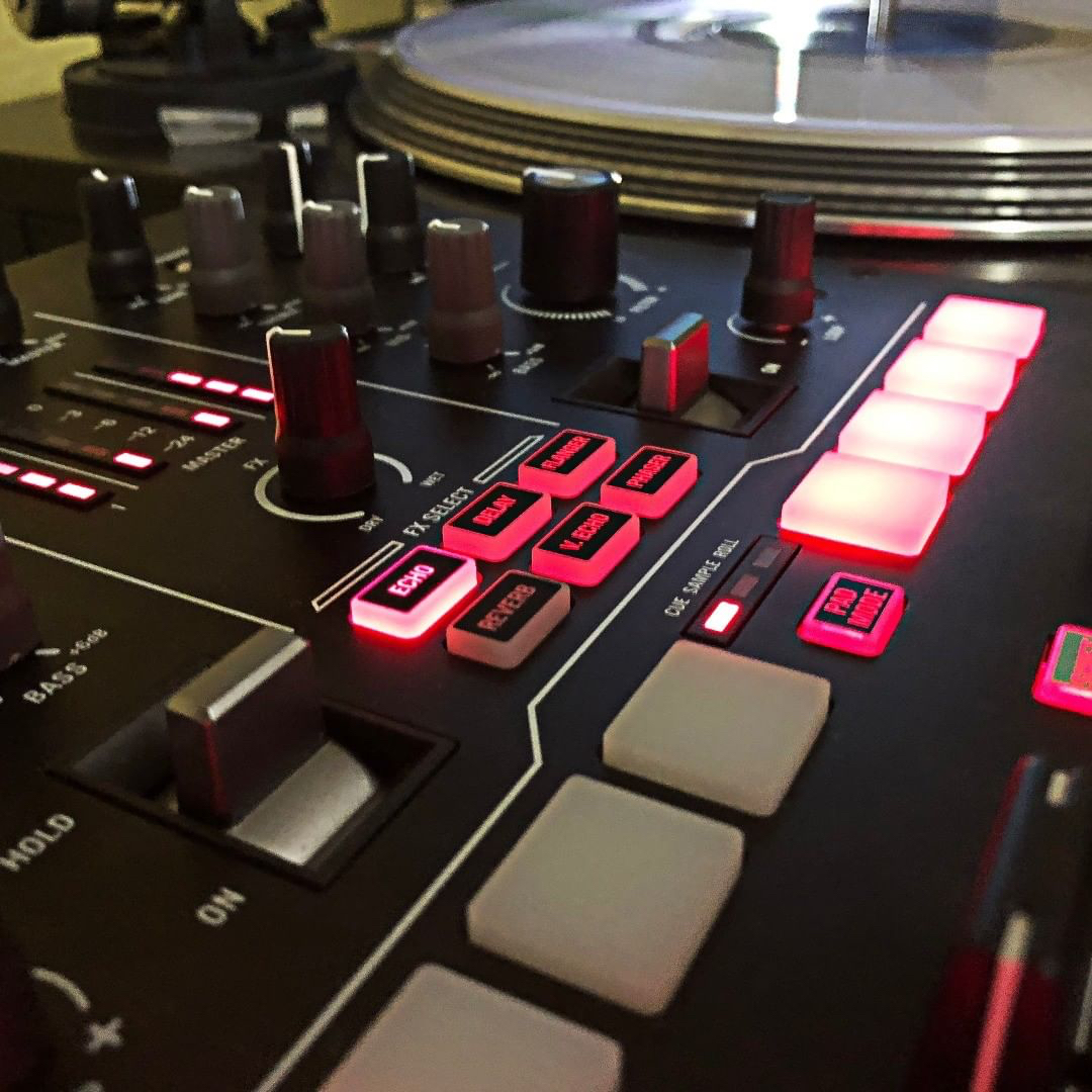 Numark's tweet photo. We're missing your gig photos and videos but we still love a gear photo especially when they include the Numark Scratch ๐๐
#Numark #NumarkDJ #DJ #DJing #Mixing #Scratching #Mixer #DJMixer #ScratchMixer #Battlemixer #Scratch #NumarkScratch https://t.co/7TufAeeAVN