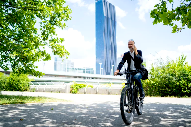 ebikesinternatl's tweet photo. New Study Says E-Bikers Ride Much Farther & More Frequently Than Regular Cyclists #cycling #ebike #ebikes #cargobike #smartmobility #BeatAirPollution #ClimateChange #2020Declaration #COVID19 #decadeofthecargobike https://t.co/DSOXQix2jf https://t.co/LTb876cKvX