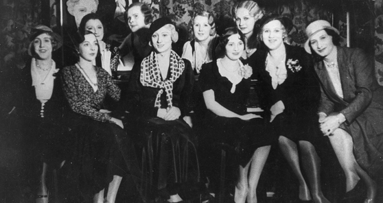 Y muchos más…El negocio de la pornografía también se volvió extremadamente popular y lucrativo durante Weimar, a menudo aprovechándose de las mujeres alemanas que buscaban trabajo.Personas como Kurt Tucholsky se aseguraron de que todos recibieran su dosis.