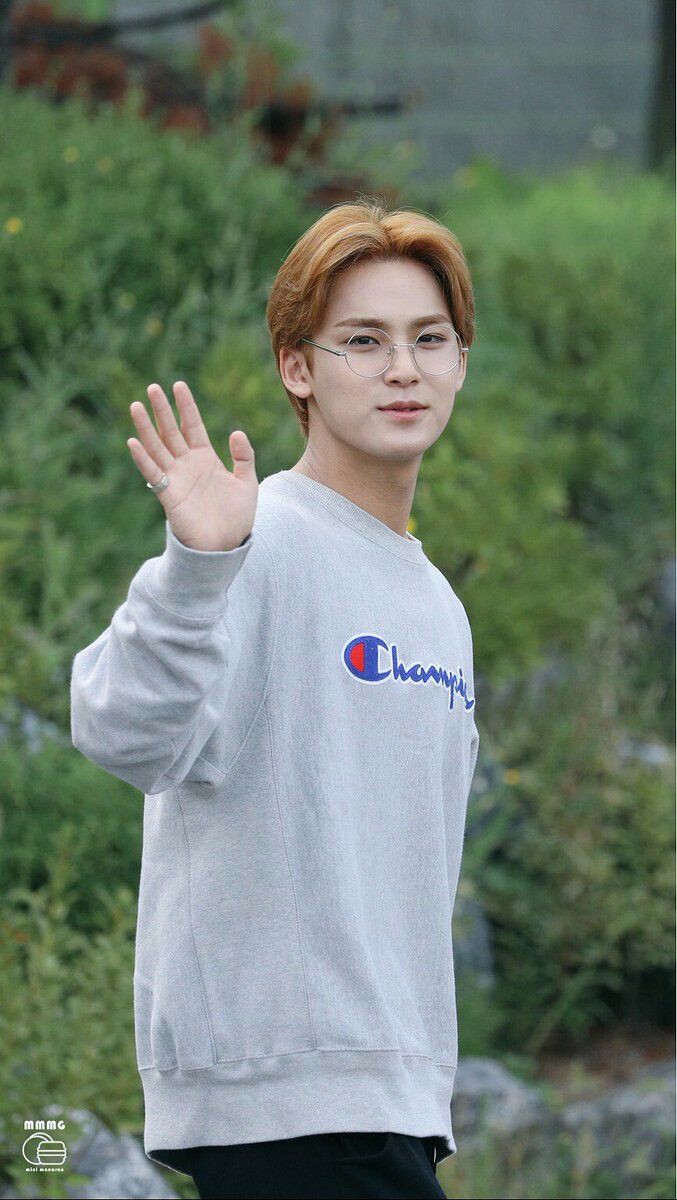 MINGYU WEARING GLASSESA THREAD