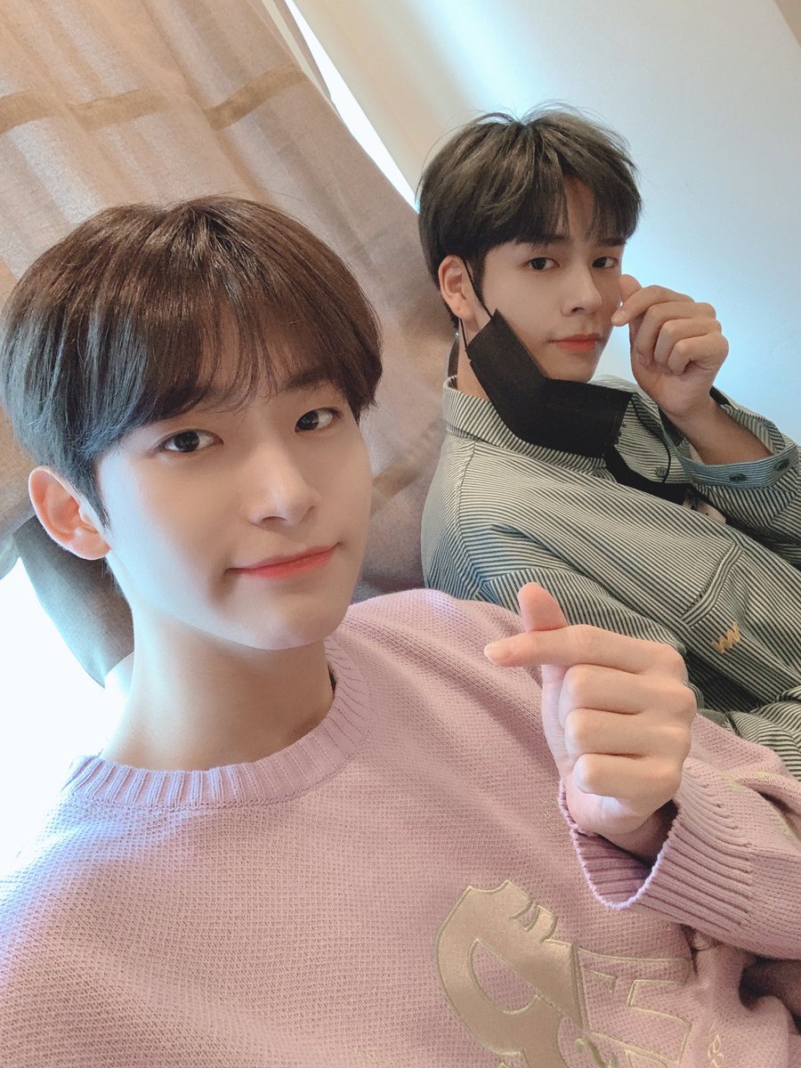 nattpsnio's tweet photo. @CRAVITY_twt Trad➡ Luvity~☺️ Jungmo es KangMo (🐶) o NyangMo (🐱)?
Jungno no lo sabe😭😭 es difícil..
#Jungmo #Serim #Luvity #KangMo #NyangMo #PrisonInterview #1thek
#정모 #세림 #러비티 #강모 #냥모 #인터뷰감옥 #원더케이
@CRAVITYstarship https://t.co/gpT0l042OH