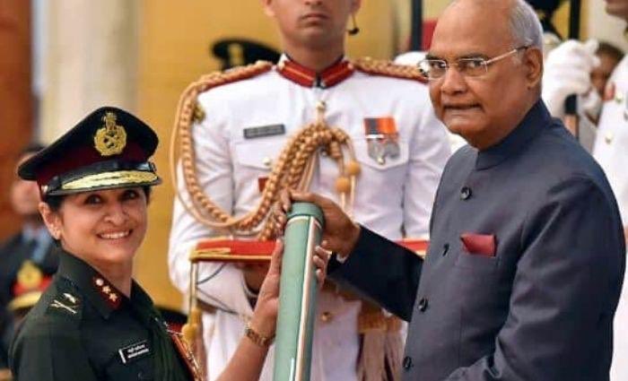 ಕನ್ನಡಿಗರಾದ ಧಾರವಾಡದ ಡಾ.ಮಾಧುರಿ ಕಾನಿಟ್ಕರ್‌ ಆರ್ಮಿ ಲೆಫ್ಟಿನೆಂಟ್‌ ಜನರಲ್‌ ಆಗಿ ಬಡ್ತಿ ಪಡೆದಿದ್ದಾರೆ. ಬಡ್ತಿ ಪಡೆದ ದೇಶದ 3ನೇ ಮಹಿಳೆ. ರಾಷ್ಟ್ರಪತಿ ಶ್ರೀ ರಾಮ್‌ನಾಥ್‌ ಕೋವಿಂದ್‌ ಅವರಿಂದ ಸ್ವರ್ಣ ಪದಕ ಪಡೆದರು.1960ರಲ್ಲಿ ಜನಿಸಿ, ಪುಣೆಯಲ್ಲಿ ವೈದ್ಯಕೀಯ ಪದವಿ ಪಡೆದರು.1982ರಲ್ಲಿ ಸೇನೆ ಸೇರಿ ದೇಶಸೇವೆ ಮಾಡ್ತಿದ್ದಾರೆ. ಅವರಿಗೆ ನಮನ