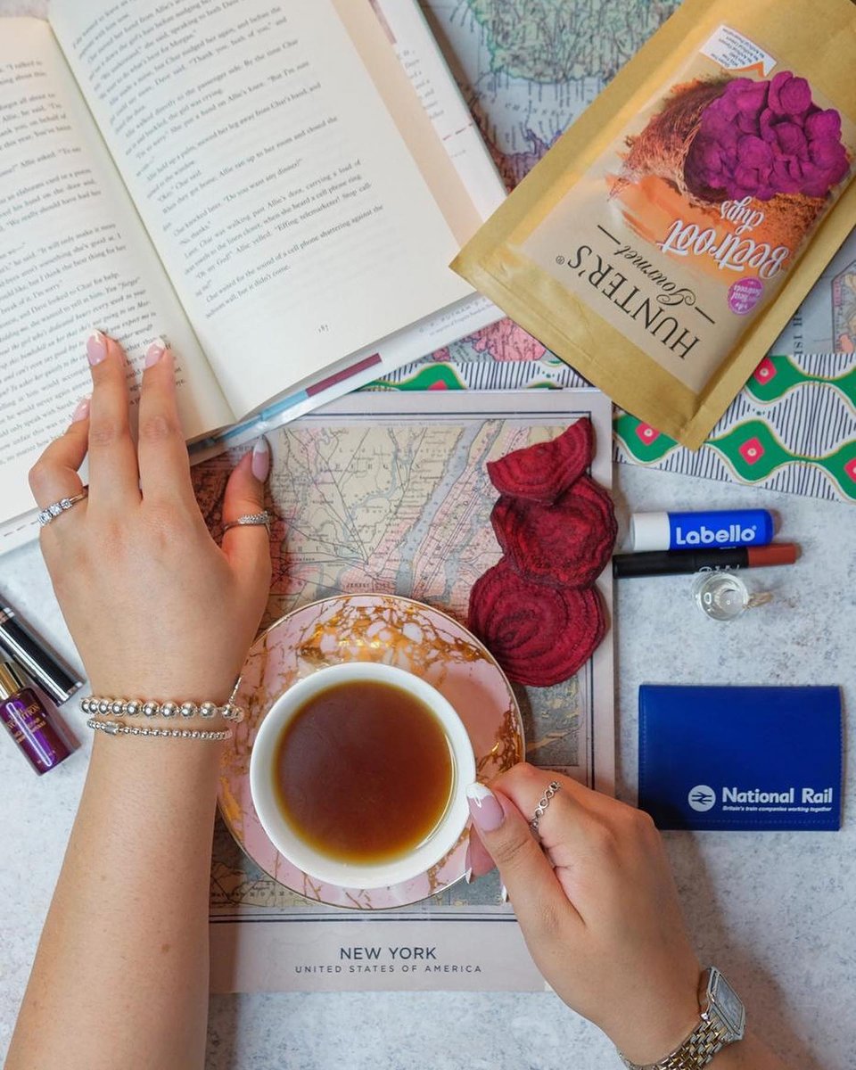 HunterFoods's tweet photo. #repost Reading experiences; @dineoutdubai is exploring through others this summer! Some @yvetteteas Tea & @hunterfoods #HuntersGourmet Beetroot chips to keep me company
#summer2020 #beetrootchips #realvegetables #betterforyou #hunterfoods #glutenfree https://t.co/hGgMqQ8iIy
