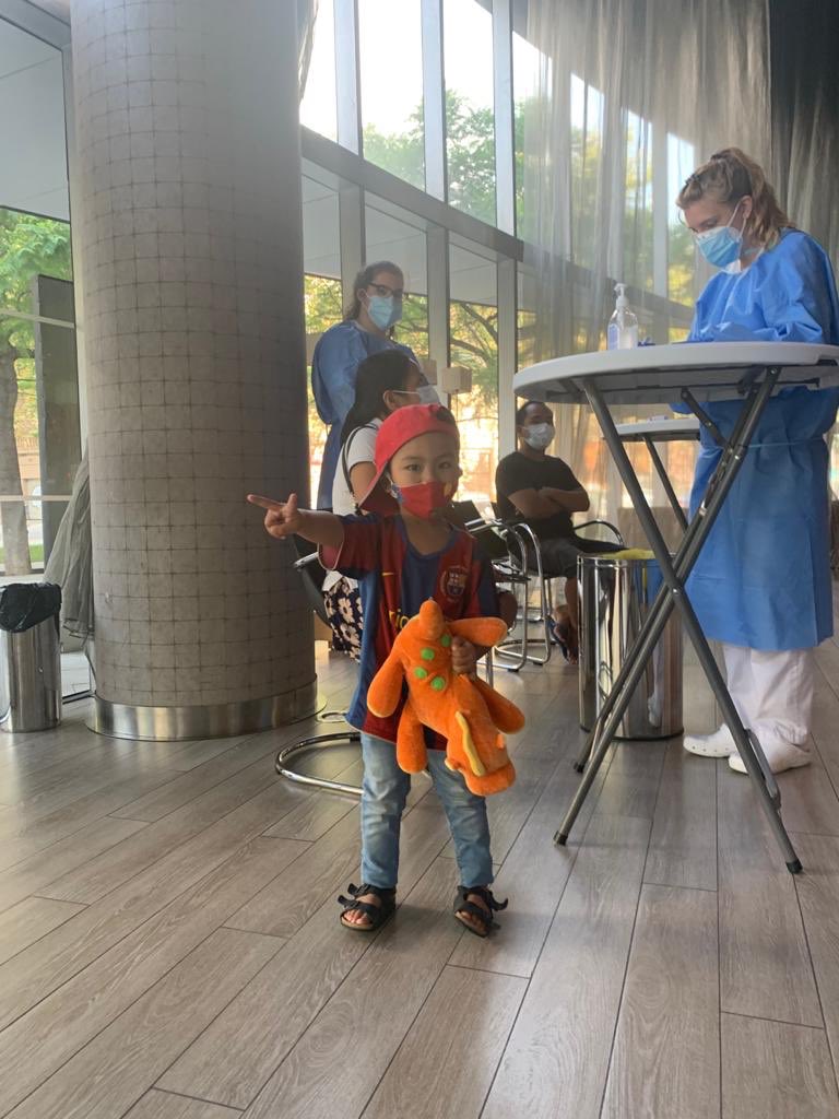 Seguimos trabajando en el hotel salut @hotelcondalmar para ayudar a la@ciudad de #Barcelona superar el #COVID19 y no podemos@dejar de emocionarnos cuando recibimos pacientes que nos transmiten tanta ternura. #totanirabe #MHI #capbesos