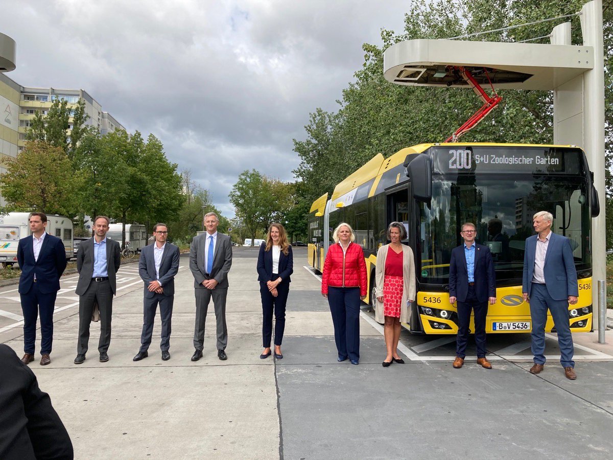 RegineGuenther's tweet photo. Berlins Busflotte wird klimafreundlich, leise und sauber! 
Inbetriebnahme der ersten 17 Elektro-Gelenkbus Berlins. Dank an @BVG_Kampagne @BMVI für das große Engagement. #Linie200 https://t.co/LFaHBfIGOv