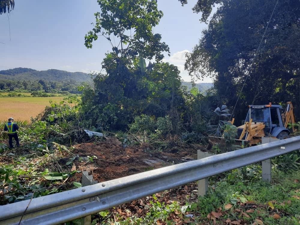 jkrkualapilah's tweet photo. Program Muafakat Jabatan (Gotong Royong Pembersihan Dan Keindahan) sekitar Terachi di Jalan Persekutuan FT051, Seremban - Kuala Pilah. - Kerjasama berterusan JKR Kuala Pilah bersama pelbagai agensi. @MOWorks @JKRMalaysia @JKRNS @MDKP1 @Selia_N9 https://t.co/rPsjWStAAk