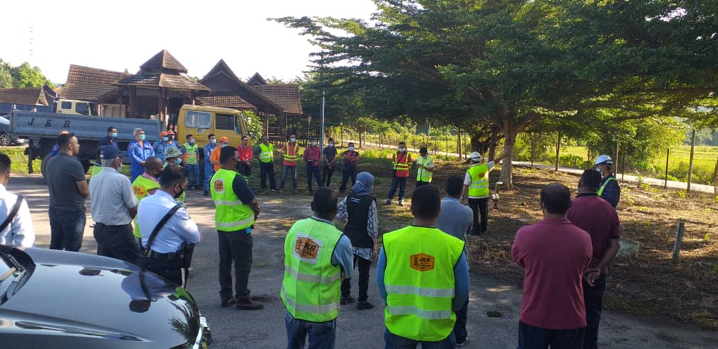 Program Muafakat Jabatan (Gotong Royong Pembersihan Dan Keindahan) sekitar Terachi di Jalan Persekutuan FT051, Seremban - Kuala Pilah. - Kerjasama berterusan JKR Kuala Pilah bersama pelbagai agensi. @MOWorks <a href="/JKRMalaysia/">JKR Malaysia</a> <a href="/JKRNS/">JKR Negeri Sembilan</a> <a href="/MDKP1/">M.D Kuala Pilah</a> @Selia_N9