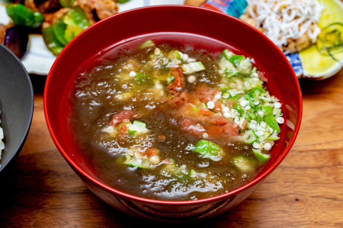 ぶち猫 夕ご飯 豚肉と茄子とピーマンのピリ辛炒め たたきオクラと梅干し とろろ昆布のスープ しらす納豆 黒酢もずく 白ごはん スープは有賀薫さんのレシピ お湯を注ぐだけなので気軽に作れる 素材の旨みだけで素朴なのに体に沁みるようなおいしさ