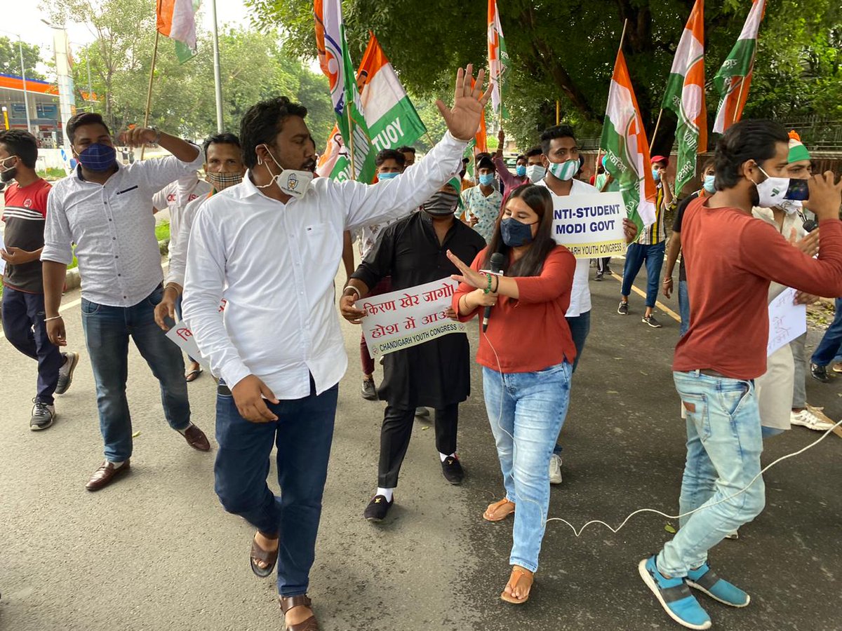 IYCChandigarh's tweet photo. .@IYCChandigarh अध्यक्ष @lovekumar_iyc के नेतृत्व में मेडिकल एवं इंजीनियरिंग में प्रवेश से संबंधित नीट एवं जेईई परीक्षाओं को स्थगित करने की मांग को लेकर @IYC ने चंडीगढ़ सांसद @KirronKherBJP के घर की तरफ प्रदर्शन किया, जहां पुलिस ने उन्हें गिरफ्तार किया।
#AntiStudentsModiGovt https://t.co/h52dPc4fHx
