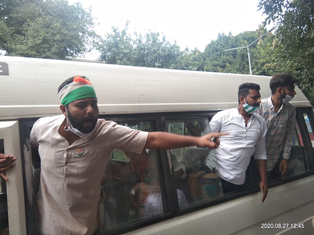 IYCChandigarh's tweet photo. .@IYCChandigarh अध्यक्ष @lovekumar_iyc के नेतृत्व में मेडिकल एवं इंजीनियरिंग में प्रवेश से संबंधित नीट एवं जेईई परीक्षाओं को स्थगित करने की मांग को लेकर @IYC ने चंडीगढ़ सांसद @KirronKherBJP के घर की तरफ प्रदर्शन किया, जहां पुलिस ने उन्हें गिरफ्तार किया।
#AntiStudentsModiGovt https://t.co/h52dPc4fHx