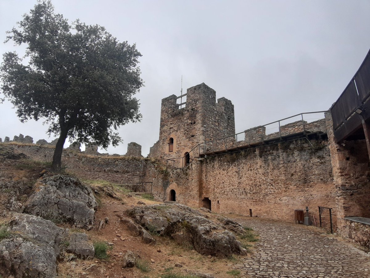 CarlosFidalgotw's tweet photo. El castillo de #Cornatel es una ventana al #Bierzo. Pero hubo un tiempo en que solo era una ruina al borde de un abismo. 
El #CuartoCreciente de esta semana en @diariodeleon. #TwitterCultural 
 https://t.co/3buf09K8Cr https://t.co/umiVO1tuK0