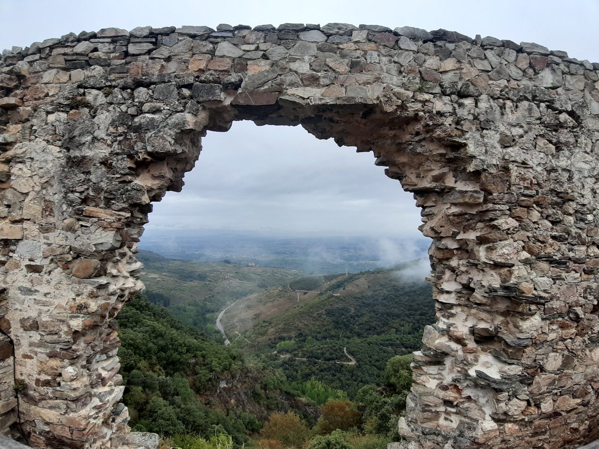 CarlosFidalgotw's tweet photo. El castillo de #Cornatel es una ventana al #Bierzo. Pero hubo un tiempo en que solo era una ruina al borde de un abismo. 
El #CuartoCreciente de esta semana en @diariodeleon. #TwitterCultural 
 https://t.co/3buf09K8Cr https://t.co/umiVO1tuK0