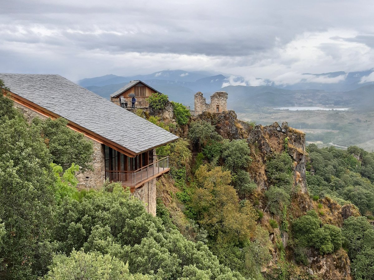 CarlosFidalgotw's tweet photo. El castillo de #Cornatel es una ventana al #Bierzo. Pero hubo un tiempo en que solo era una ruina al borde de un abismo. 
El #CuartoCreciente de esta semana en @diariodeleon. #TwitterCultural 
 https://t.co/3buf09K8Cr https://t.co/umiVO1tuK0