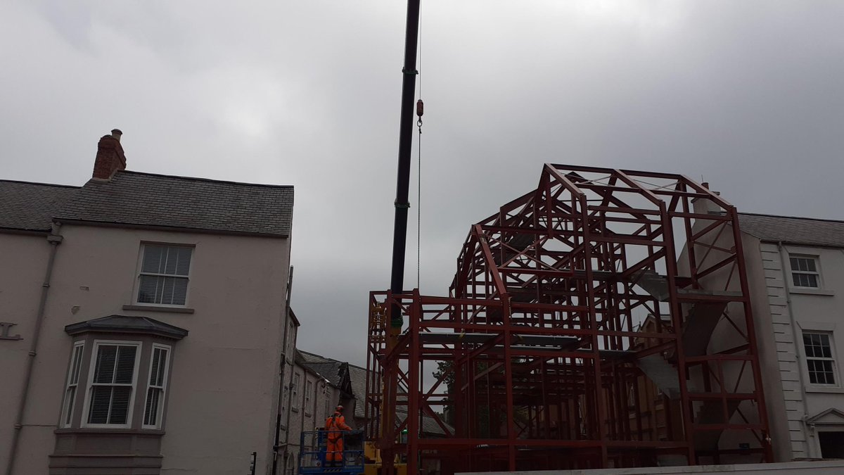SCHSiteServices's tweet photo. The different 7 working days can make - below the first photo is our site team getting to site at 6 am to make sure everything was ready to start erecting at 7:30 am so we didn't waste time. The second photo shows the progress we have made and how tight the site is. https://t.co/tb09wLVIUy