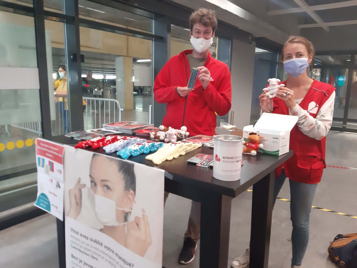 damiaanactie's tweet image. Sensibilisatie rond mondmaskers in samenwerking met IKEA !
In plaats van zelf of via een distributeur #mondmaskers te verkopen in de winkels, gaf IKEA onze #NGO de kans om onze solidariteitsacties in de verf te zetten.
Onze vrijwilligers hebben ons hierbij goed geholpen 💪