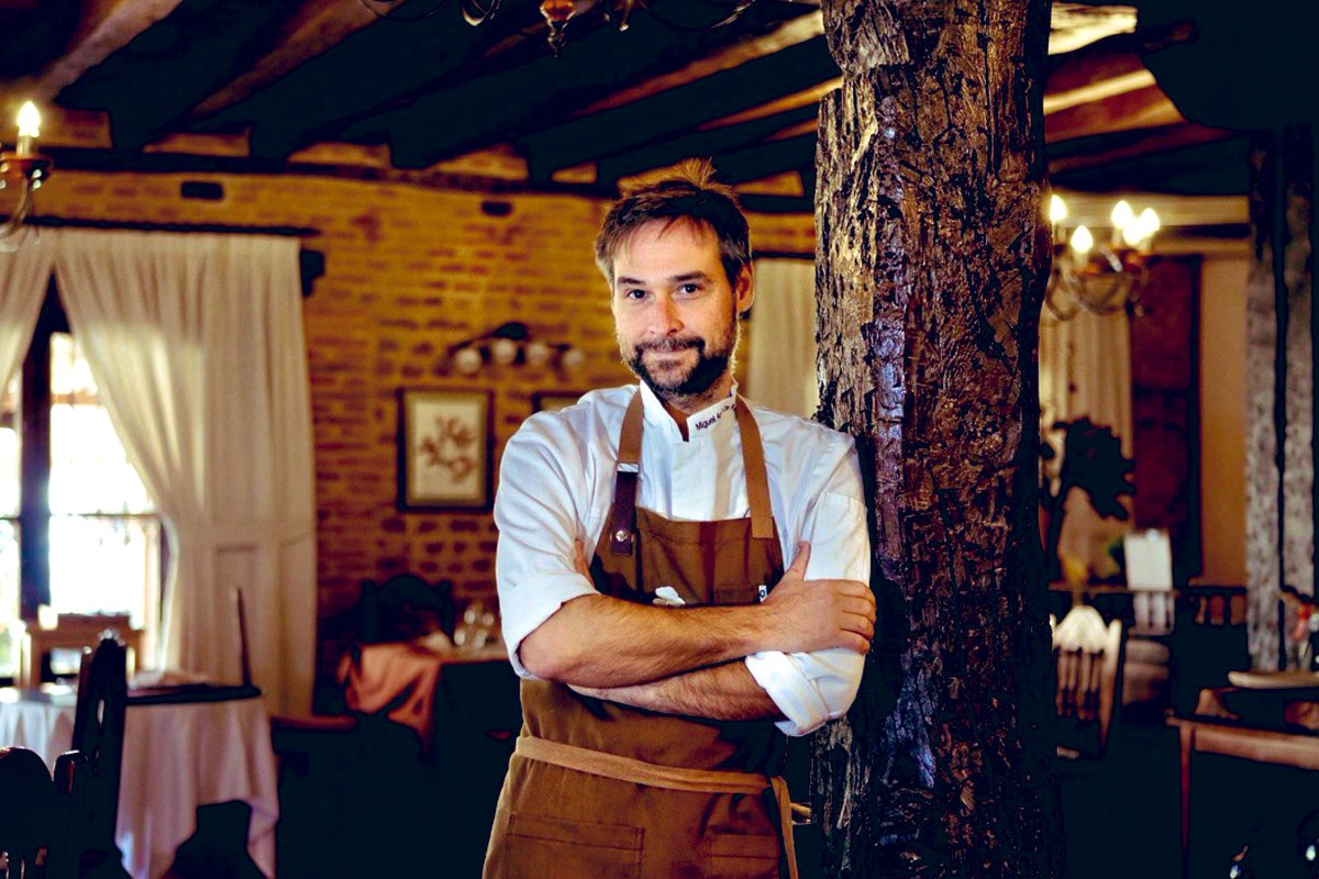JCCapel's tweet photo. El cocinero @MACruzLaBotica  un recolector solitario. Novedades en su gran cocina del paisaje, en plena temporada de piñas y piñones. #gastronotasdecapel  @ElViajero_Pais https://t.co/Ki18I4qOC9 https://t.co/5dtR9g8wEy