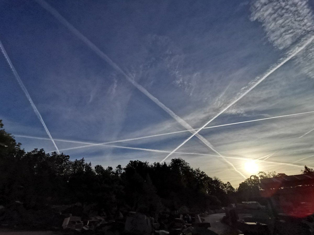 LocoLopo91's tweet photo. #Phytagoras am Himmel. #Kondensstreifen
📸 Rüttenen https://t.co/SSrgTxZHeG https://t.co/EQiVu6AENg