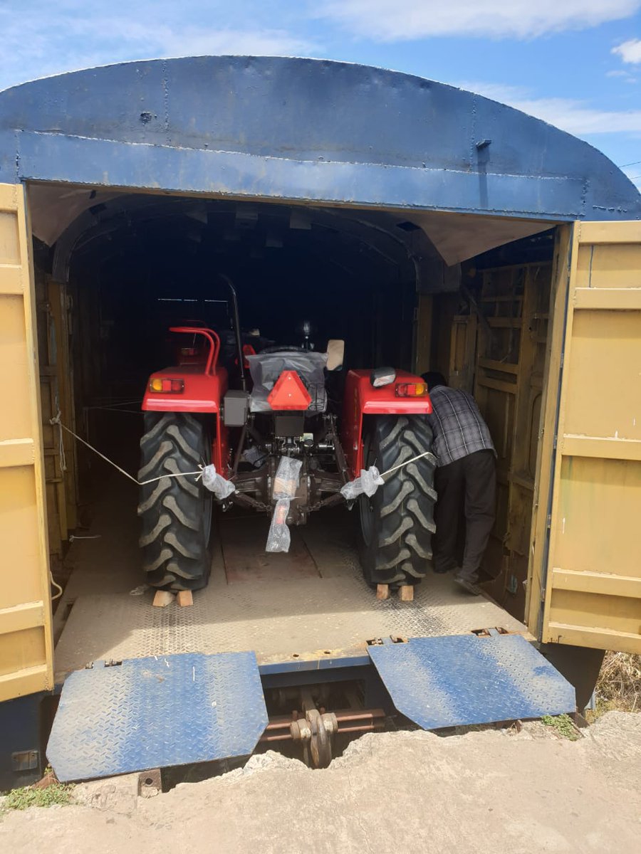drmmadurai's tweet photo. First ever in Southern Railway, two-point rake loading of Tractors in NMG wagons by M/s TAFE at Vadipatti on 25.8.2020 to Kanakpura &amp;Nagaur. Sofar 28 rakes handled in current fiscal till August against 12 rakes in last year. @CimGOI @RailMinIndia @AgriGoI @GMSRailway @ficci_india https://t.co/hKUUCq6eeX