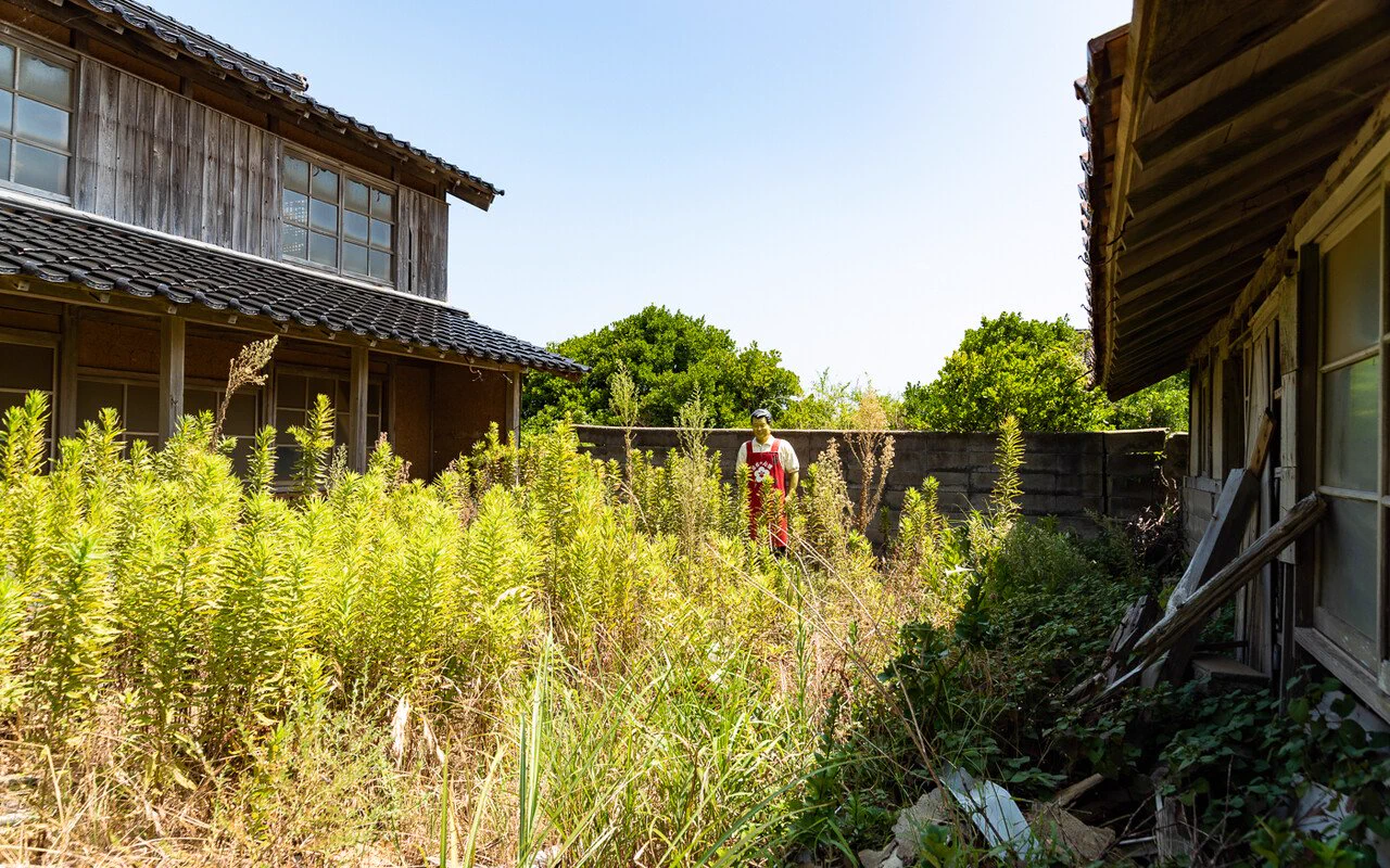 廃屋の庭に梅宮辰夫が立ってた！？遠目だとかなりビックリするｗｗ