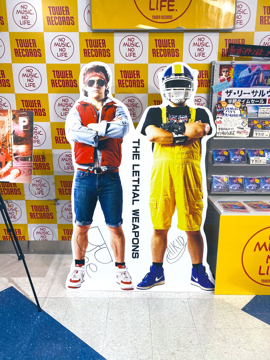 humor_gsg's tweet photo. 新宿タワレコは全部えなコスの面で並んでたので一枚ひっくり返しといた(図らずもWゆうま)(リーサルウェポンズメジャーデビューおめでとう) https://t.co/aXNLbipAnW