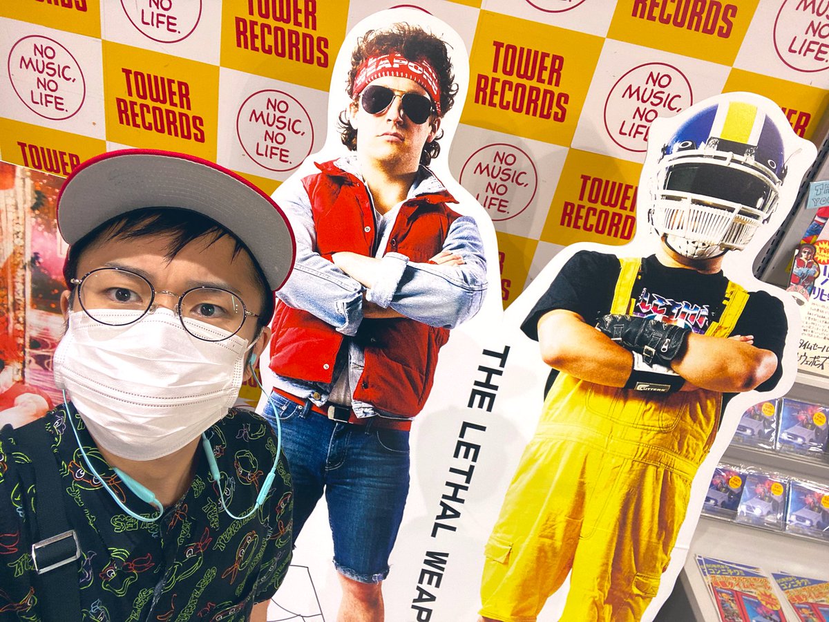 humor_gsg's tweet photo. 新宿タワレコは全部えなコスの面で並んでたので一枚ひっくり返しといた(図らずもWゆうま)(リーサルウェポンズメジャーデビューおめでとう) https://t.co/aXNLbipAnW