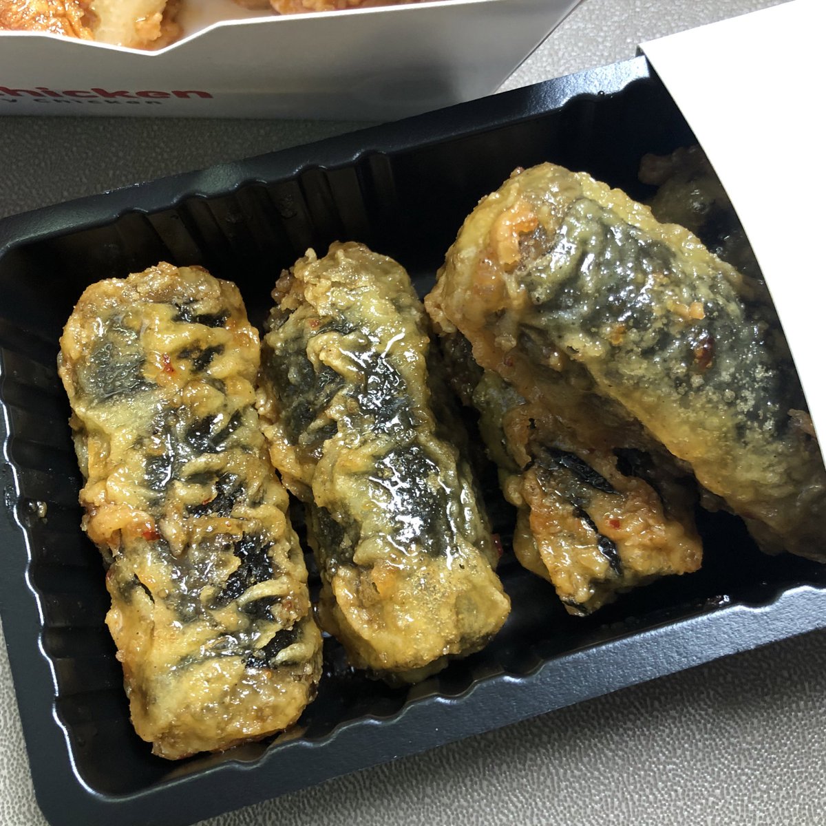 อยากกินไก่อัลทงมากกกก แต่คือเพิ่งรู้ว่านางเปลี่ยนชื่อร้าน เกือบอดกิน5555555555 gugu chicken จ้าทุกคน มันเป็นซอสคาราเมลนะคะออกหวาน แต่เราชอบกินกับต็อกคือโซฟิน คิมมาริสั่งราดซอสยังนยอม จะเผ็ดๆหน่อย อร่อยมากกก ใน get ลด 50% ไก่เหลือ 148 อิ่มจ้า #อร่อยบอกต่อ <a href="/aroii/">@aroii บอกต่อ</a>