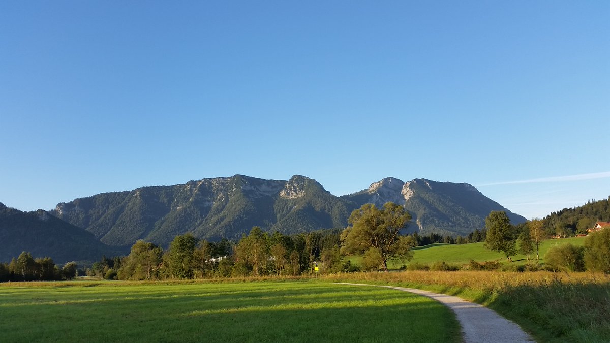 Inzell_Urlaub's tweet photo. Beste Aussichten ! 😍🌞 Rein in die (Wander)Schuhe oder rauf aufs Rad 🚴‍♀‍🥾 Und tschüss ...
...
#inzellimchiemgau #chiemnow #sonne #wandern #radeln #geilertag #natur #berge #wasser #herbstluft #urlaubinzell #bayern #urlaubdeutschland https://t.co/wiJQkL6KCR