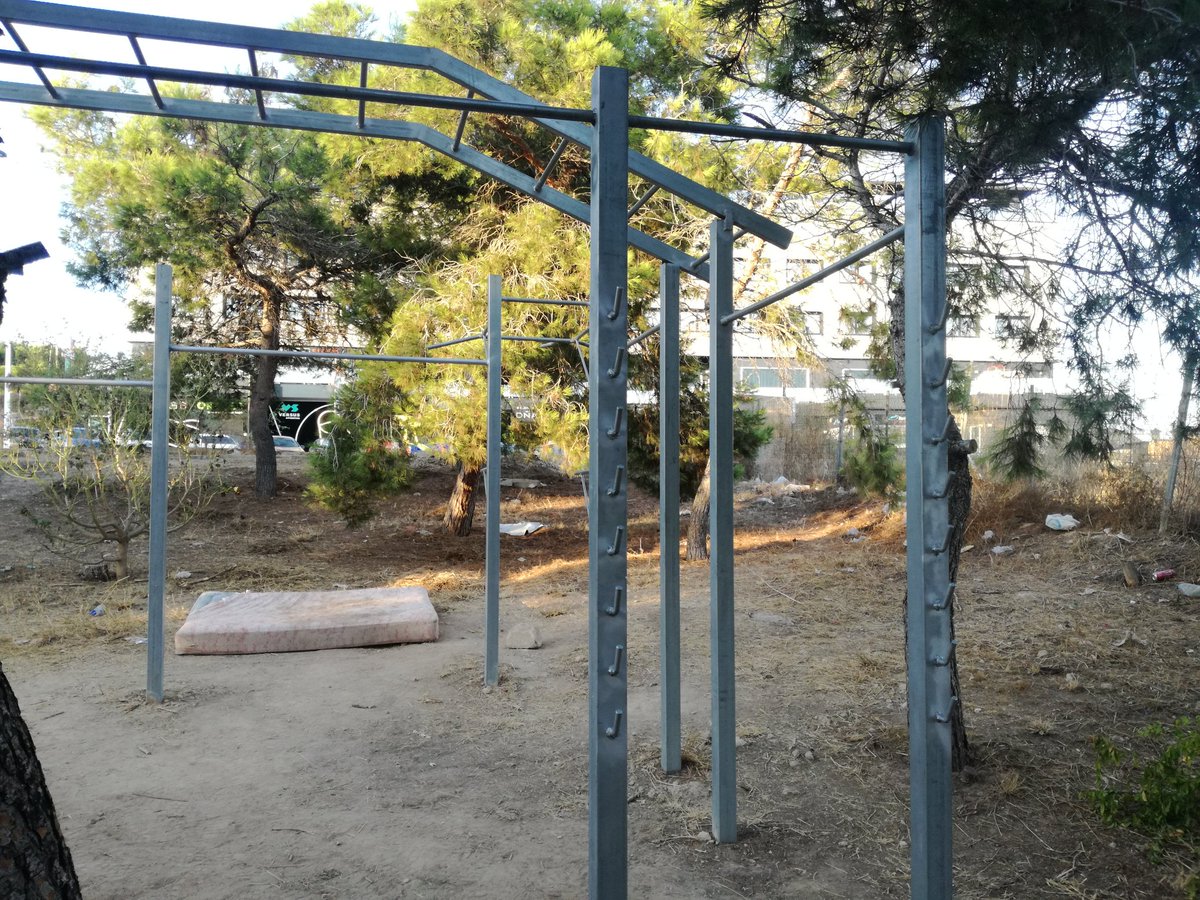 angel_mr19's tweet photo. Buenos días @TorreviejaAyto, estas son las vistas desde el parque frente al @HotelMonse, hace meses que se acumulan enseres y basura, lo que dificulta el paseo y entrenamiento en la zona, atrayendo a muchos insectos muy molestos para los vecinos/-as. https://t.co/xggxfxdawq