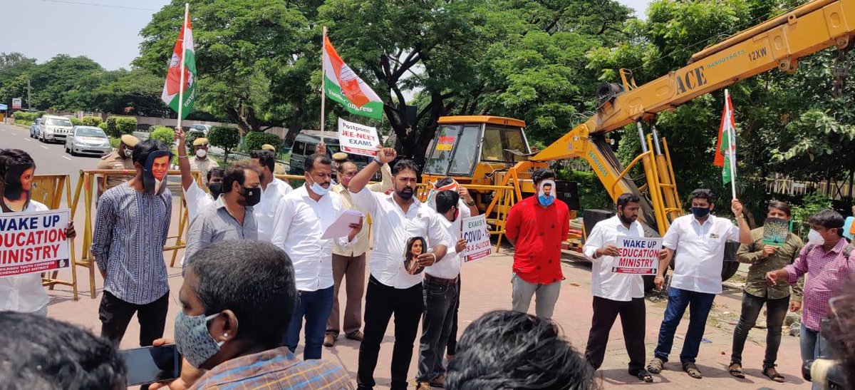 IYC's tweet photo. Despite Tamil Nadu being the second most COVID affected state, Chennai East DYC team came out to support India's students.

@TN_PYC Chennai East DYC president Sadiq and team protested in solidarity with the students' demand to postpone JEE-NEET exams.
#AntiStudentsModiGovt https://t.co/L6aQVrV7bl