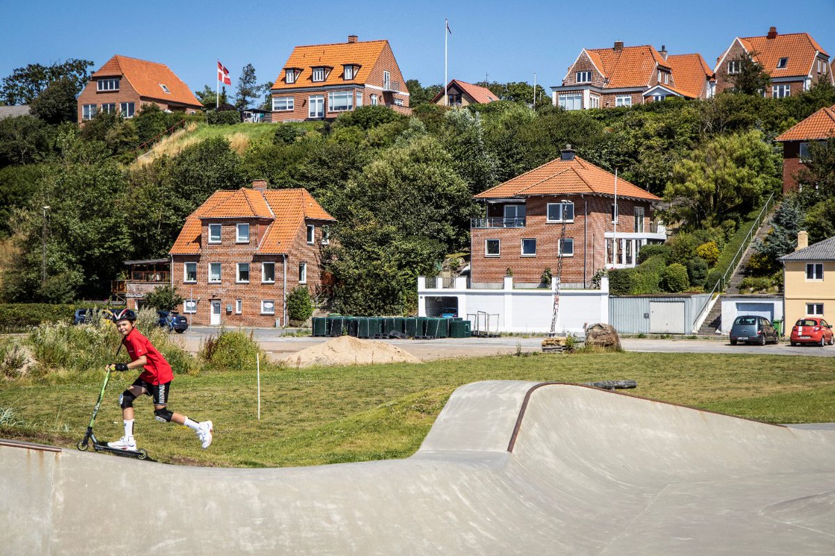 Realdaniadk's tweet image. Hvordan vi skal bygge og bo i fremtidens Danmark? 7 projekter med fokus på bæredygtighed og fællesskab skal nu realisere deres bud på fremtidens bolig. Støttet af @kunstfond og vores Boliglaboratorium. #dkbyg #dkark #dkgreen #Boliglaboratorium realdania.dk/nyheder/2020/0…