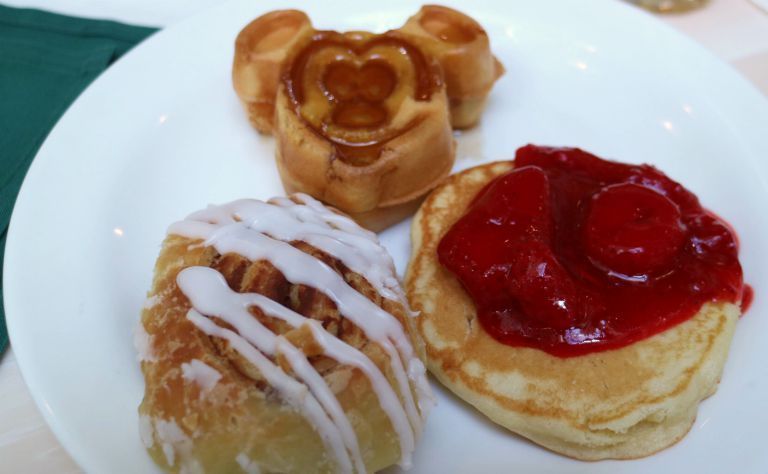 kariss_leigh's tweet image. 15 iconic Disney World foods I can&apos;t wait to order on my next trip buff.ly/2CdifiF #disneyword #disneyparks #waltdisneyworld #disneybloggers #wdw @DisneyBlogRT