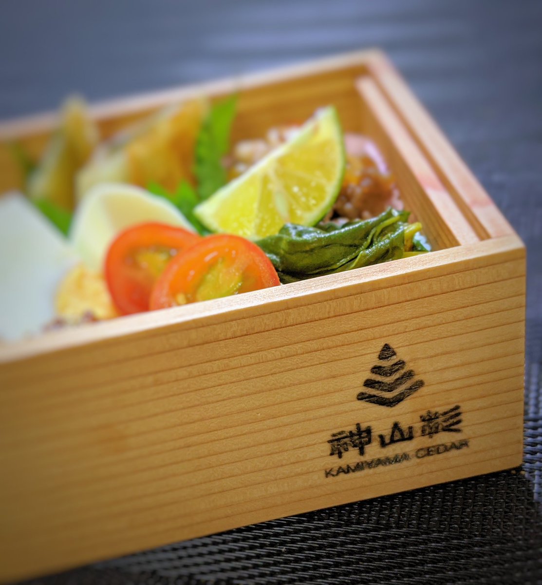 いつものお弁当箱の側面にも、製作者に焼印してもらったら、めちゃキブン上がった😍かわいい
#パエリア
#モッツァレラバジル揚げ春巻き
#つるむらさき炒め
#瓜のピリ辛甘酢そぼろ
#ゆで玉子
#家のトマト
#徳島すだち
#盛り付け好き
#食材好き
#料理は気分屋