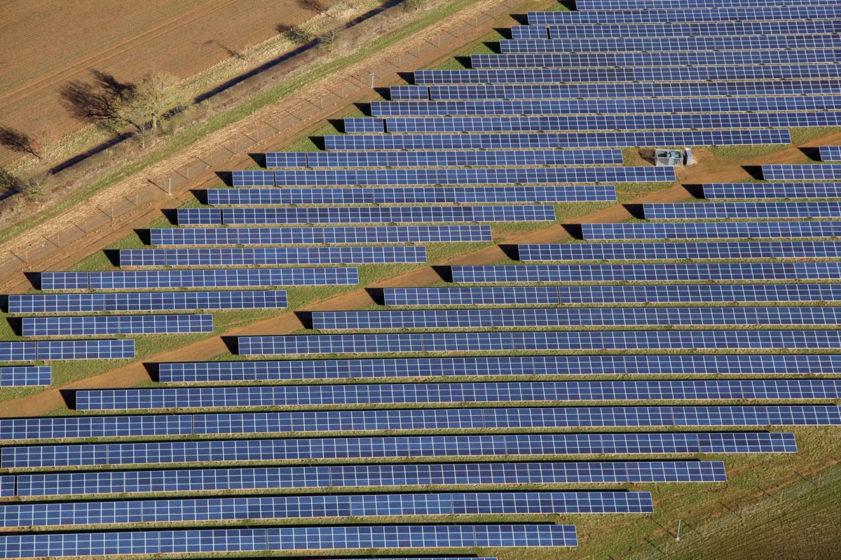 CarbonBrief's tweet photo. NEW - Wind and solar are 30-50% cheaper than thought, admits UK government | @DrSimEvans https://t.co/KEsquani7w https://t.co/otzq4mH5rt