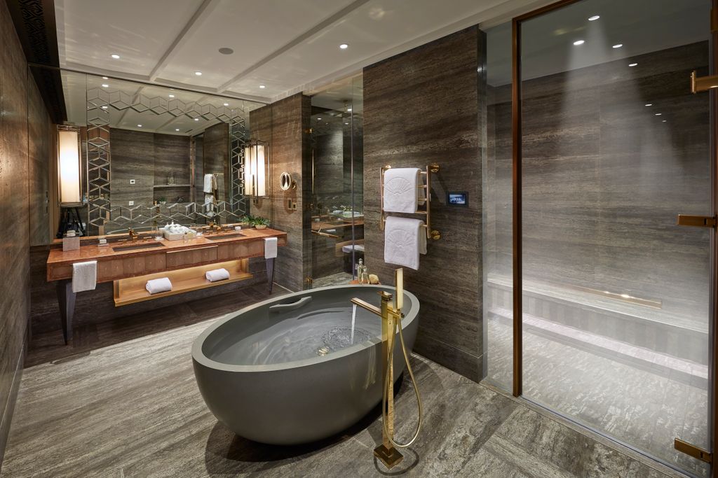 The interiors of @mo_jumeira are breathtaking and we think this gorgeous bathroom shot truly captures how chic this Dubai hotel is. Can you name a more stylish bathroom?

#bathroom #bathing #bathtub #bathroomgoals #interiordesign #chicbathrooms #beautifulbathroom #Interiors