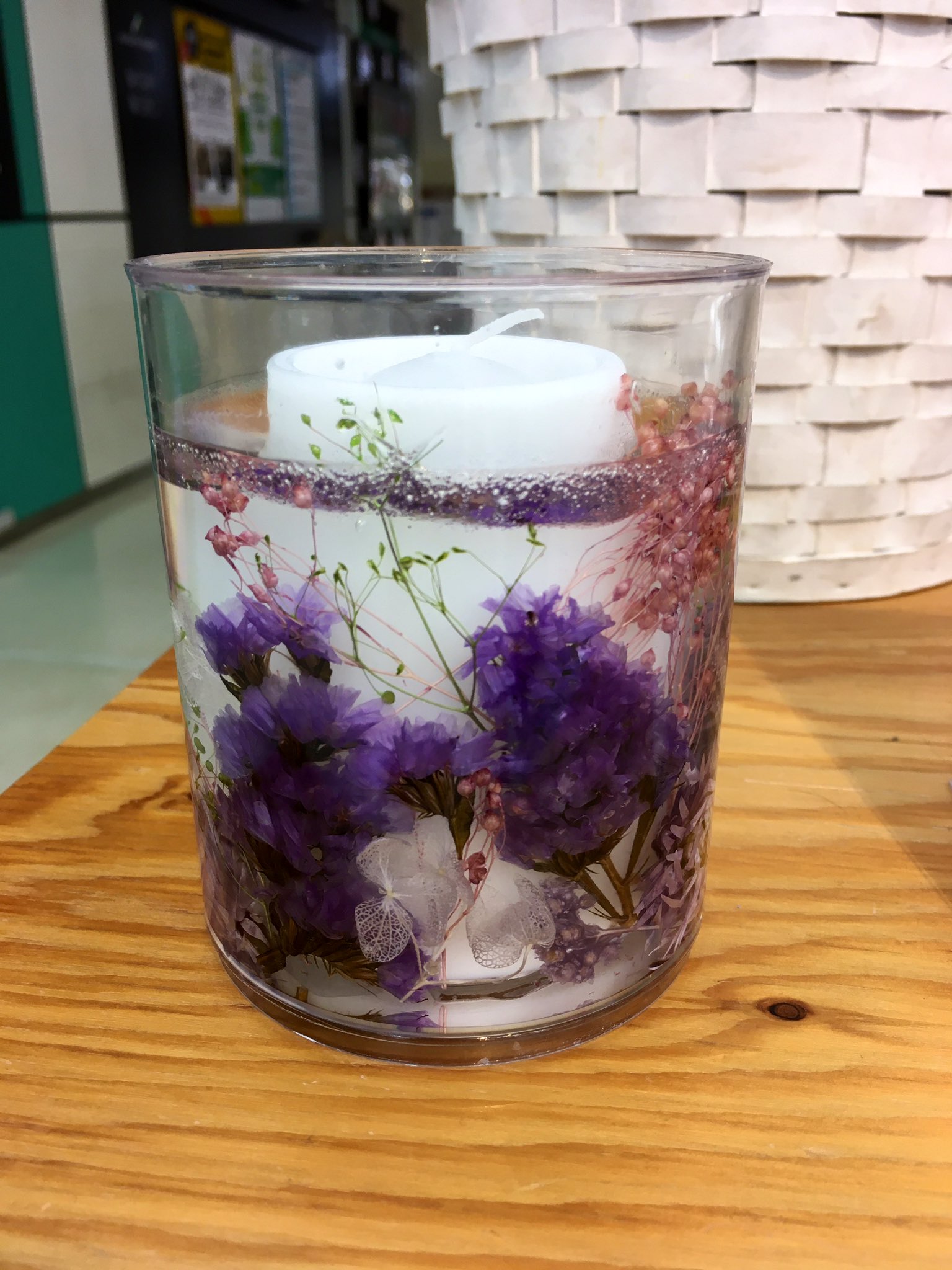 ハンズ渋谷店 ボタニカルゼリーキャンドル キット 1700円 税 中心にキャンドル を置き 容器の隙間に花を詰め ジェルを流し込みます 白いキャンドルの部分だけが燃えるので ドライフラワーを入れても大丈夫 透明ジェルで中に入れたものが映える ハンズ渋谷店 ボタニカルゼリーキャンドル キット 1700円 税 中心にキャンドル を置き 容器の隙間に花を詰め ジェルを流し込みます 白いキャンドルの部分だけが燃えるので ドライフラワーを入れても大丈夫 透明ジェルで中に入れたものが映える