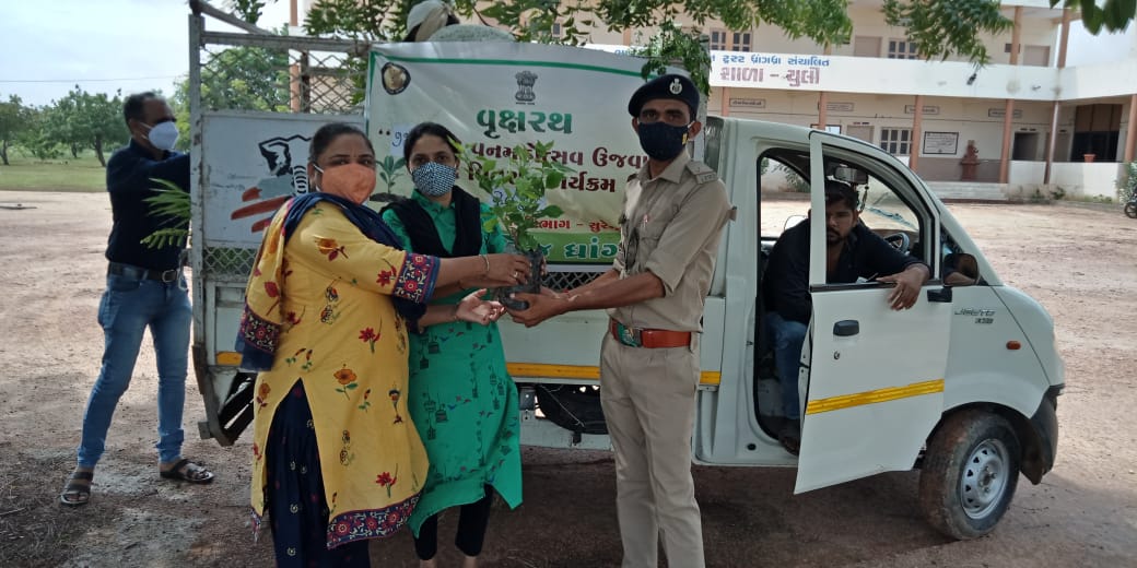 dcfsfsnr1's tweet photo. ધ્રાંગધ્રા રેન્જ ના ગામોમાં ૭૧માંં વન મહોત્સવની ઉજવણી તેમજ વૃક્ષ રથ ફેરવી રોપા વિતરણ અને વૃક્ષ વાવેતર કરવામાં આવેલ. @PccfS  @DcfPlo https://t.co/pyJZm3PVQb