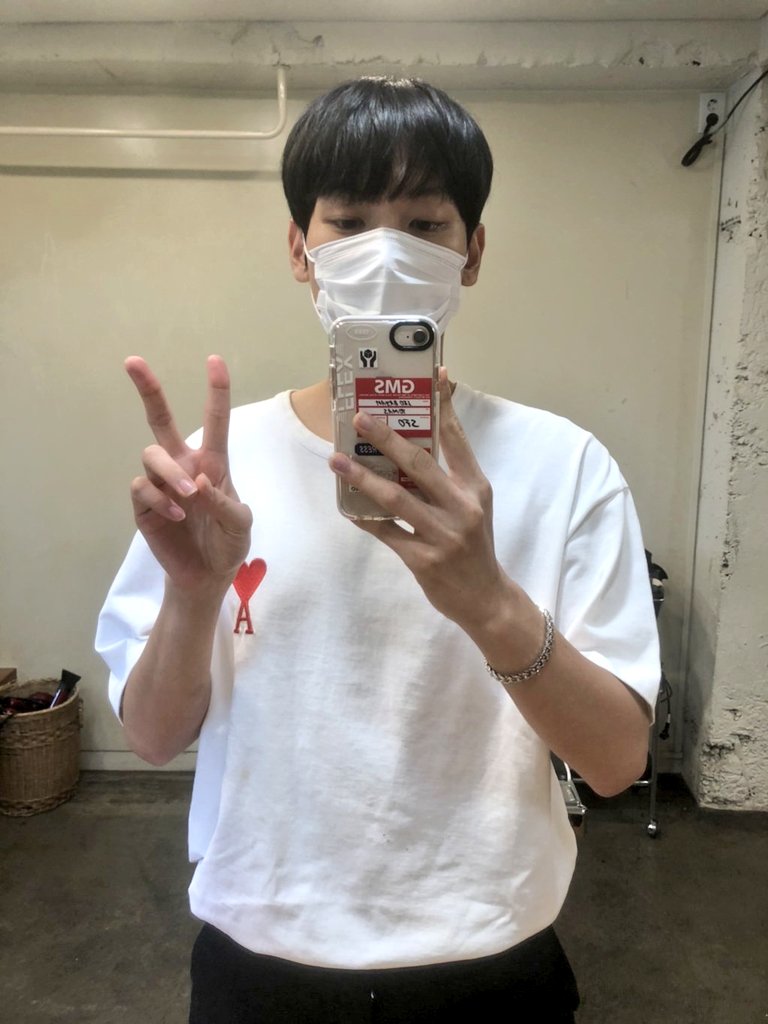 rvnkna's tweet photo. Skinband just restocked Inseong's case. Lets see if this gonna be sold out again 😄

https://t.co/G9trJaV3YF https://t.co/CBWb9g0eMv